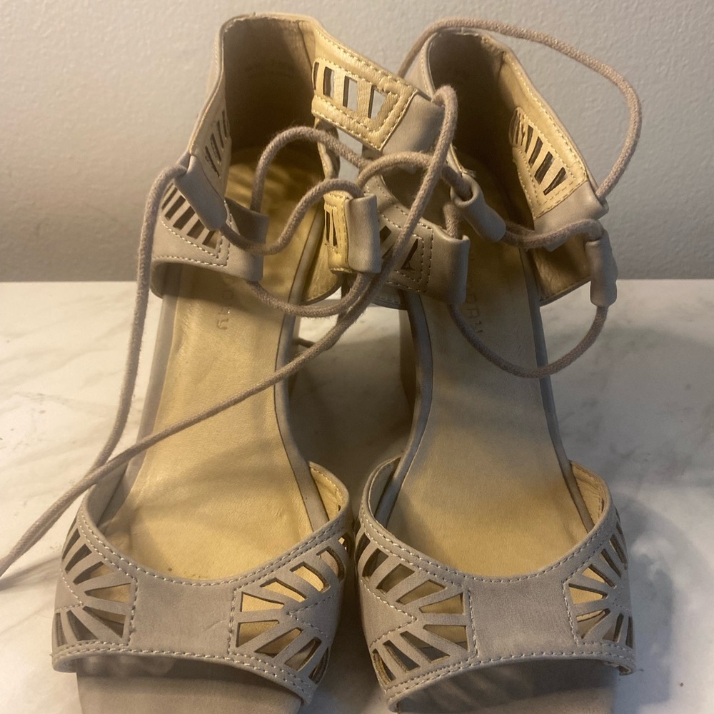 CL by laundry wedges. Size 7.5